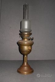 Lampada a petrolio antica