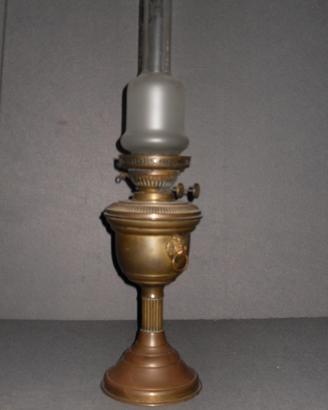 Lampada a petrolio antica