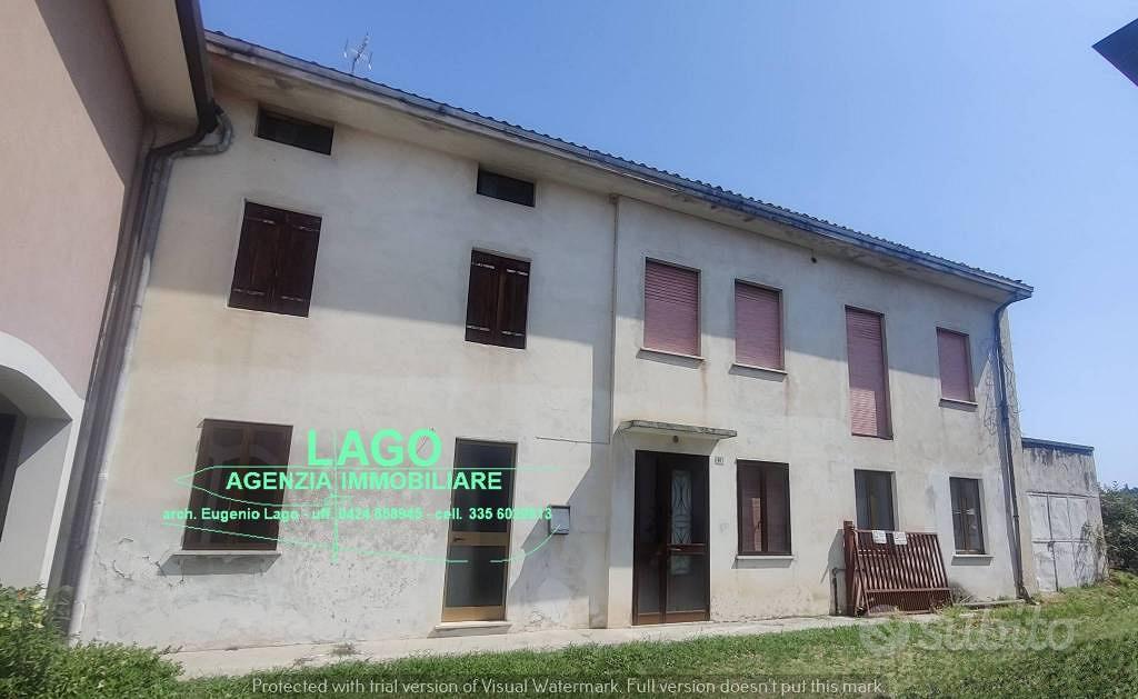 Rustico / Casale di 300 m² con più di 5 locali a F - Vista 3