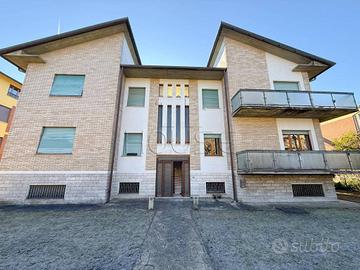 Casa indipendente di 800 m² con più di 5 locali e 