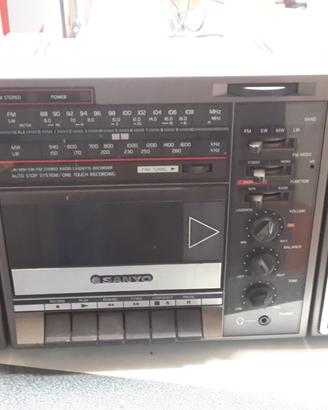 Radiocassetta portatile stereo SANYO FM-AM'epoca