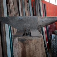 incudine kg.40 circa completa di supporto