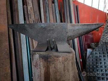 incudine kg.40 circa completa di supporto