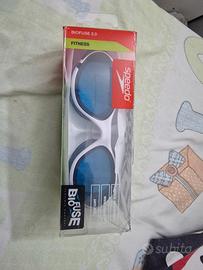 occhiali di nuoto e un Lazer Racer silicone