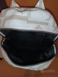 Zainetto bianco con scritte color panna 