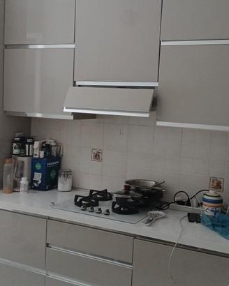 cucina angolare con elettrodomestici indesit