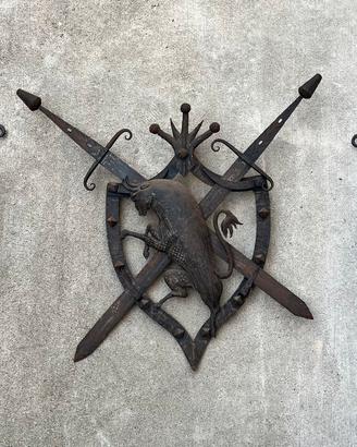 Spade con stemma araldico in ferro