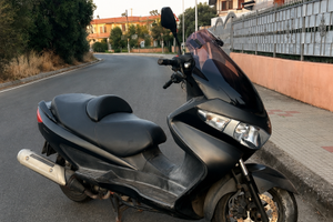 maxi-scooter Suzuki Burgman 200cc uta
