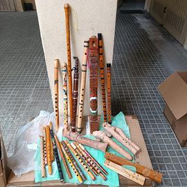 Set 25 flauti etnici a becco e traversi. 