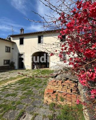 Rustico / Casale di 190 m² con 5 locali e posto au