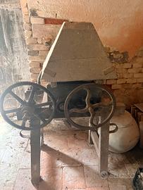 Pigiatrice per uca antica in ghisa -manuale depoca
