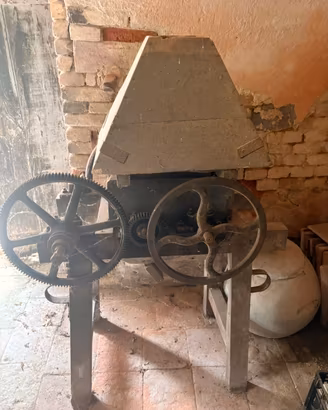 Pigiatrice per uca antica in ghisa -manuale depoca