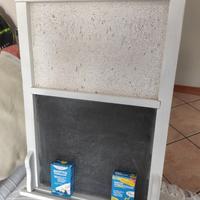 lavagna con gessetti colorati e bianchi