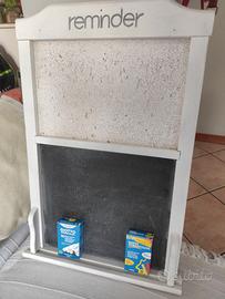 lavagna con gessetti colorati e bianchi