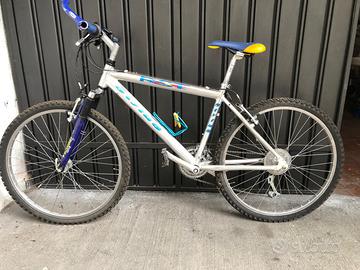 Bicicletta mountain bike
