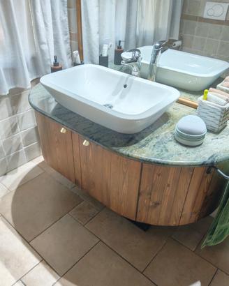 mobile bagno, specchiera e box doccia