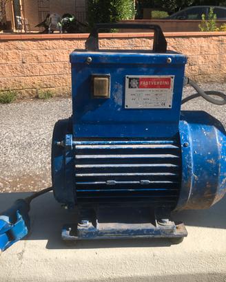 Vibratore per calcestruzzo