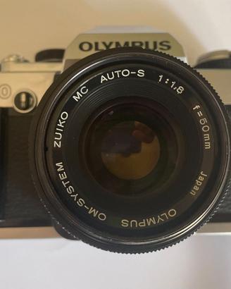 Olympus OM-20 + Zuiko 50mm f/1.8 Kit analogico