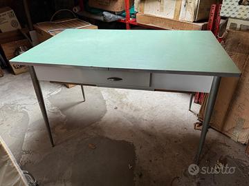 TAVOLO IN FORMICA