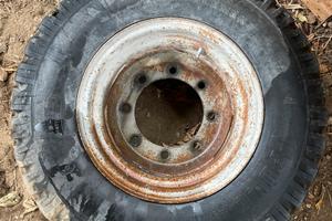 Cerchi e gomme rimorchio agricolo