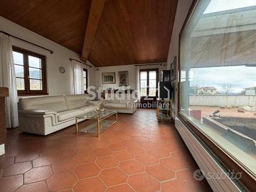 Villa di 170 m² con 5 locali e box auto a Reggello