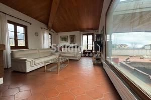 Villa di 170 m² con 5 locali e box auto a Reggello