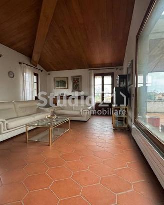 Villa di 170 m² con 5 locali e box auto a Reggello