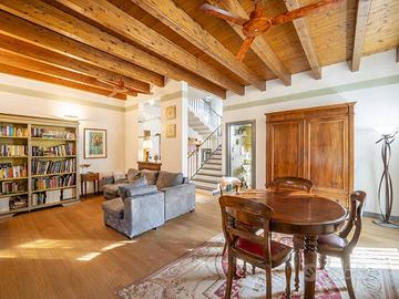 Esclusiva proprietà di charme con giardino e posti