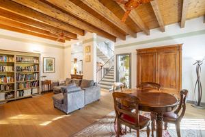 Esclusiva proprietà di charme con giardino e posti