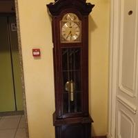 orologio a pendolo e moretta con candelabro