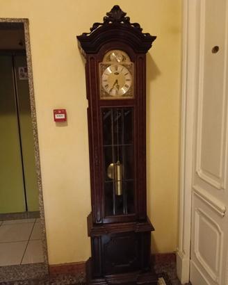 orologio a pendolo e moretta con candelabro