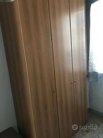 Armadio in legno tre ante