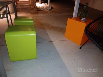 3  Sedili e 1 tavolino colorati