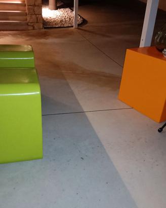 3  Sedili e 1 tavolino colorati