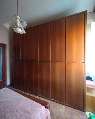 Mobilio in legno per camera matrimoniale