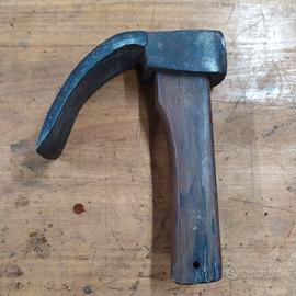 C63 - Piccola ascia da scavo curva falegname