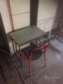 Tavolino scuola vintage originale con sedia