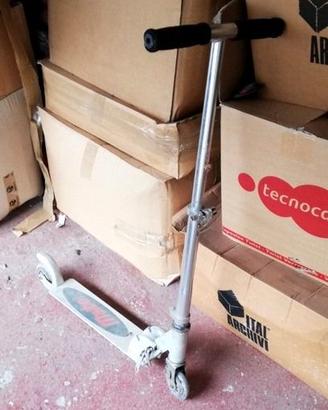 Monopattino Malbo manubrio regolabile e pieghevole