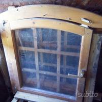 Finestre con Persiane e Telaio in Legno