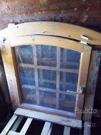 Finestre con Persiane e Telaio in Legno