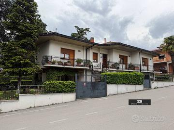 Villa di 252 m² con più di 5 locali a Teramo