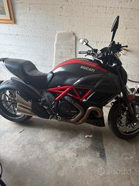 Diavel red carbon