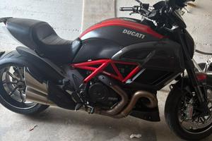 Diavel red carbon