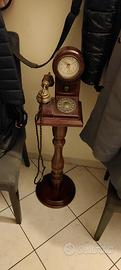 telefono vintage con orologio a pendolo 