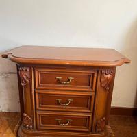 Coppia di comodini in legno stile classico