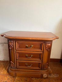 Coppia di comodini in legno stile classico