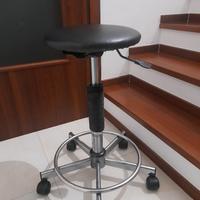 sgabello nero in pelle