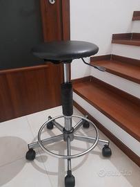 sgabello nero in pelle