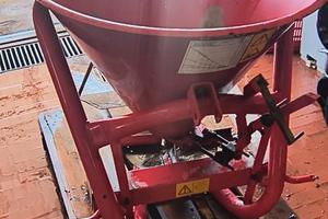 Spandi concime a cardano