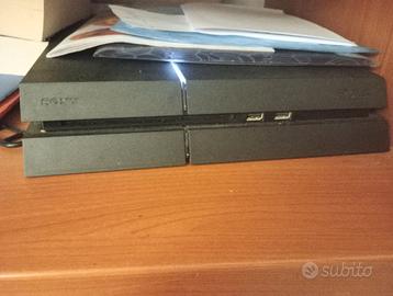 PlayStation 4 + 3 Joystick + 9 Giochi Fisici + 40